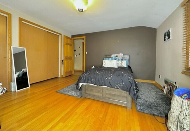 Building Photo - Beautiful / Spacious 3 Bed 3 Bath Ranch Style Single Family Home!