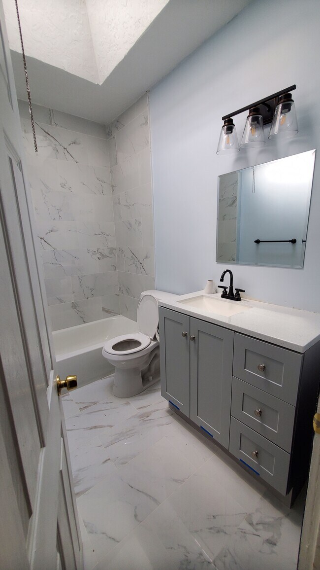 Building Photo - 1926 W Airdrie St