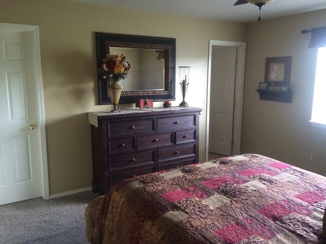 master bedroom - 2100 North Palisades Drive