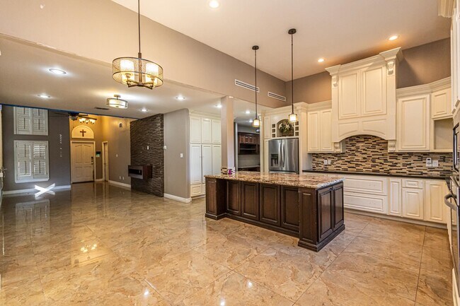 Building Photo - 527 Acacia St