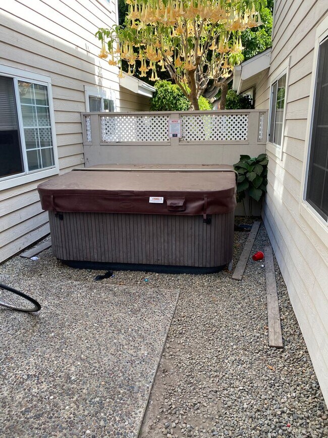 Building Photo - 6535 El Nido Ln