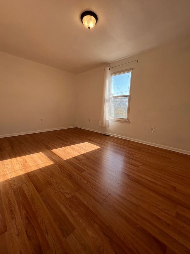 Building Photo - Stunning 4-Bedroom Townhome with Parking Spot Near Temple University! Available August 2026!