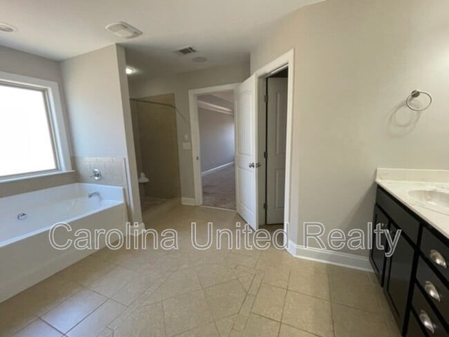 Building Photo - 344 Brentford Ave