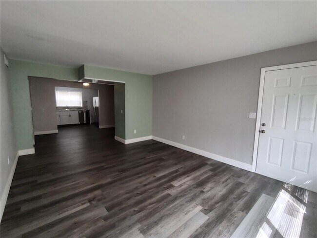 Building Photo - 320 W Howry Ave