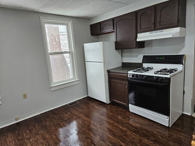 Building Photo - 310 W 18th St