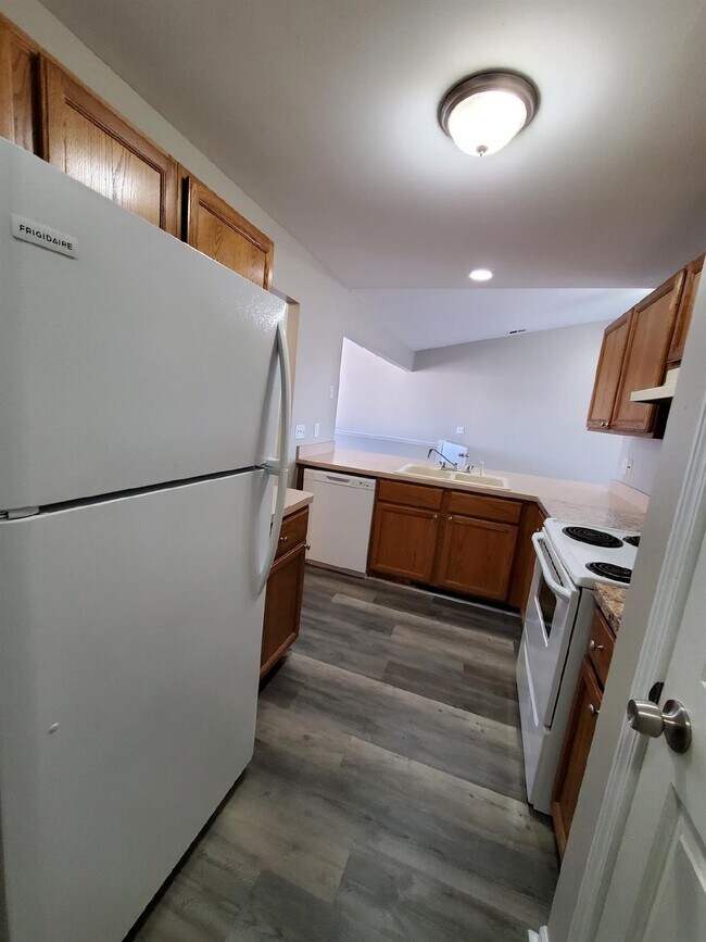 Building Photo - 2 Bedroom, 2 Bathroom Spacious Upper-Level Condo with Vaulted Ceilings & Private Primary Suite. N...