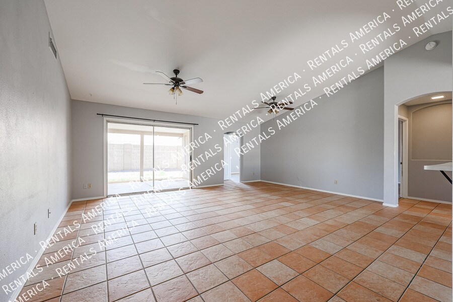 Building Photo - 5515 E Farmdale Ave