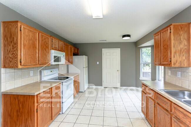 Building Photo - 2802 Southwood Dr