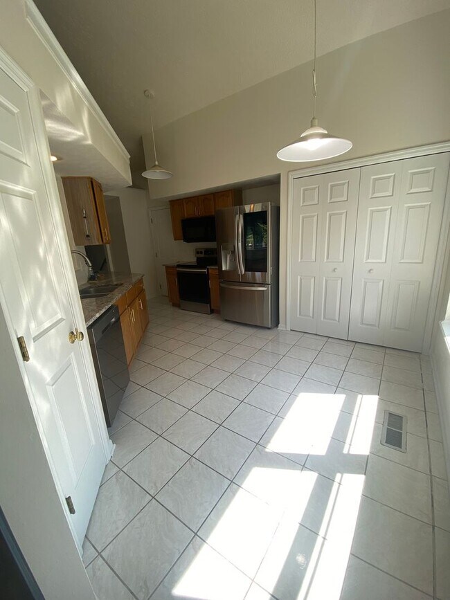 Building Photo - Spacious 4 Bedroom, 2.5 Bath Home