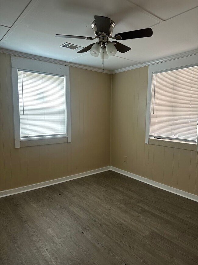 Building Photo - 3 BEDROOM/1 BATH HOUSE