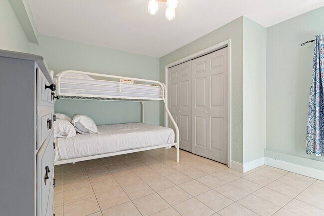 Building Photo - 909 Indian Dr