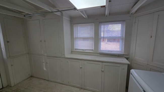 Building Photo - PET FRIENDLY 3 BEDROOM, 2 BATHROOM, DOWNTOWN LOCATION!