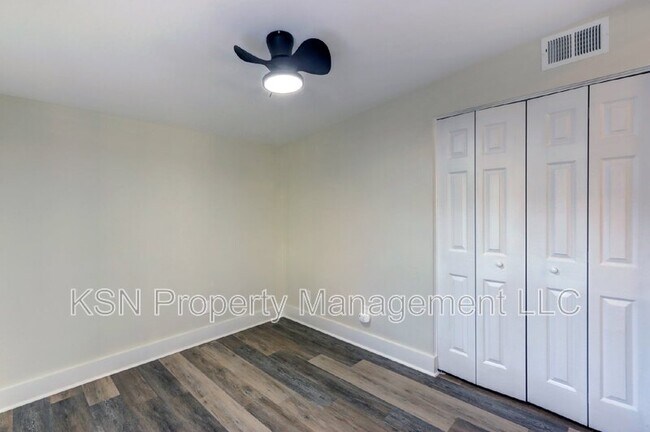Building Photo - 543 E Harris St