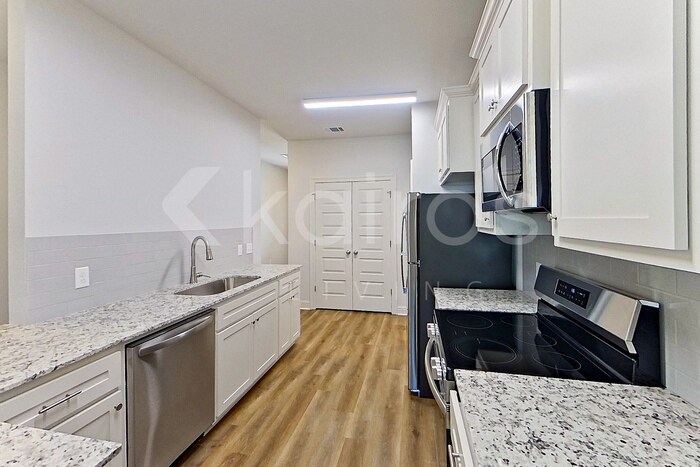 Building Photo - 8041 Hendrick Dr