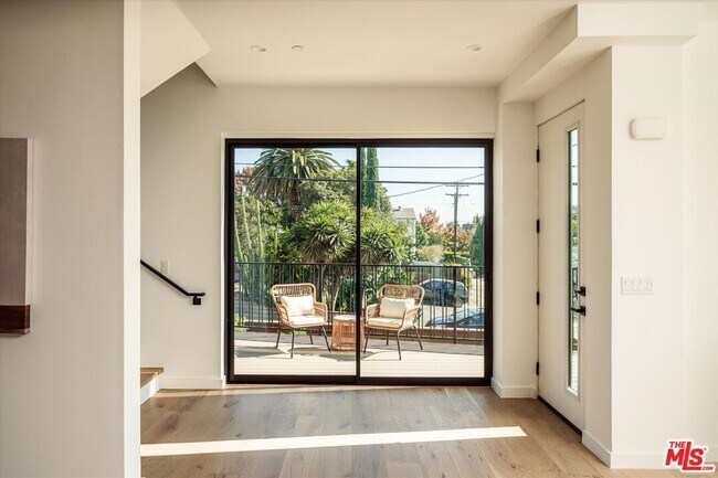 Building Photo - 2822 1/2 Avenel St