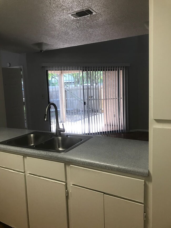Building Photo - 2 bedroom Duplex