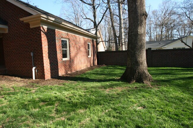Building Photo - 1105 Randolph Oaks Ct