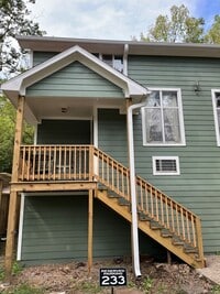 Building Photo - 1 bedroom 1 bath townhome near campus and ...