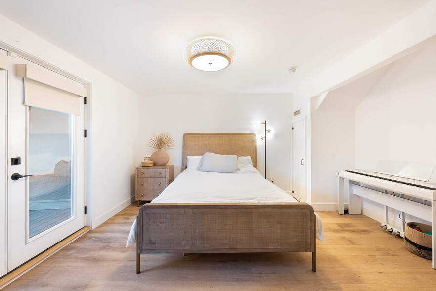 Guest bedroom #1 queen size bed with Beauty Rest Black mattress - 3541 Multiview Dr