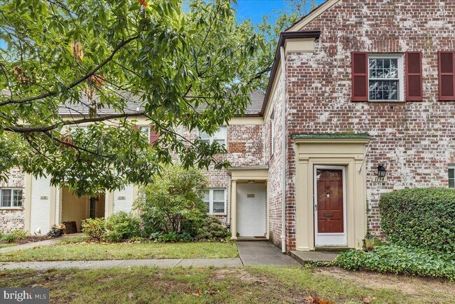 Building Photo - 1132 Valley Dr