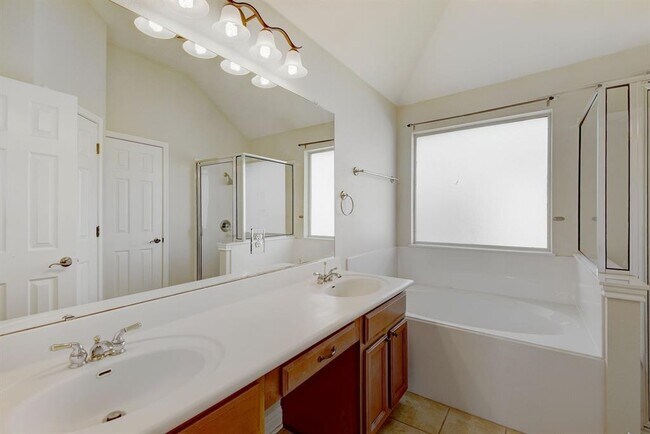 Building Photo - 1821 Village Oak Ct