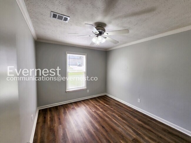Building Photo - 3 Bed/2 Bath Home with Garage / Pet-Friendly / Coming Soon!