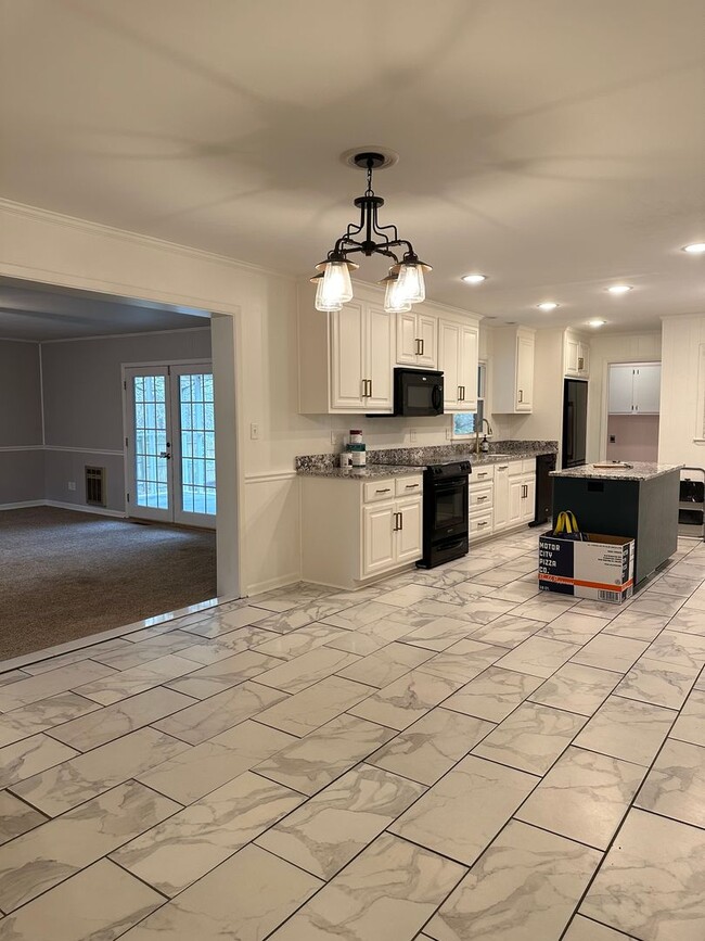 Building Photo - Large Home on the Eastside on a deadened street - Pre Lease