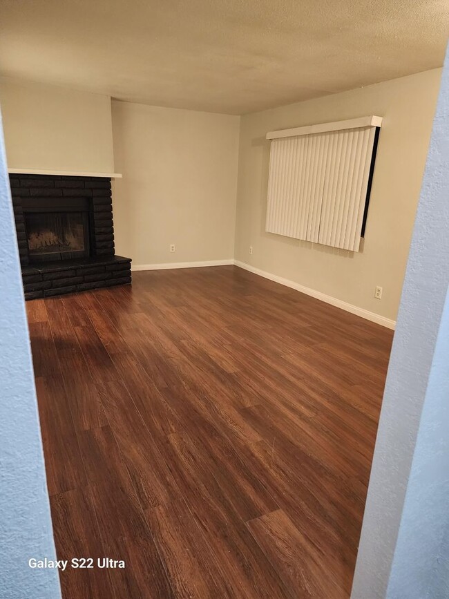 Building Photo - 2 Bedroom 1 Bathroom Apartment with 1 Car ...