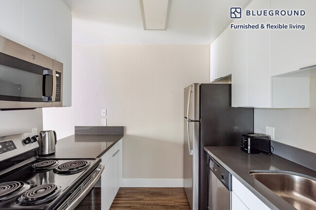 Building Photo - 644 Edgewater Blvd