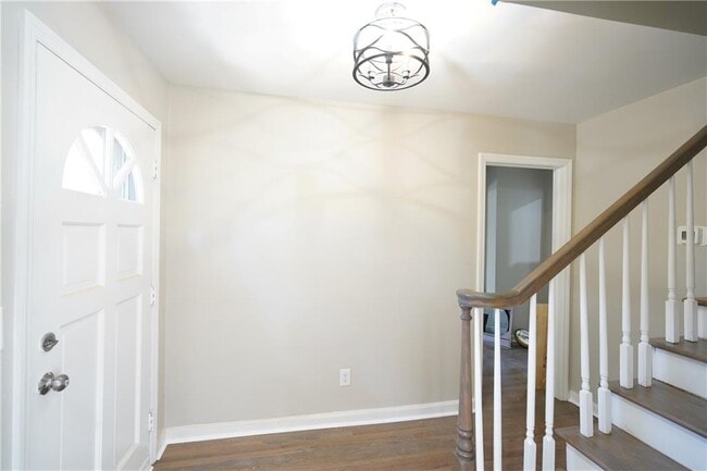 Building Photo - 2221 Pinecliff Dr NE