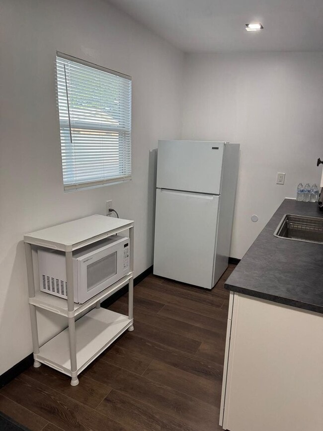 Building Photo - 1 Bed 1 bath Efficiency