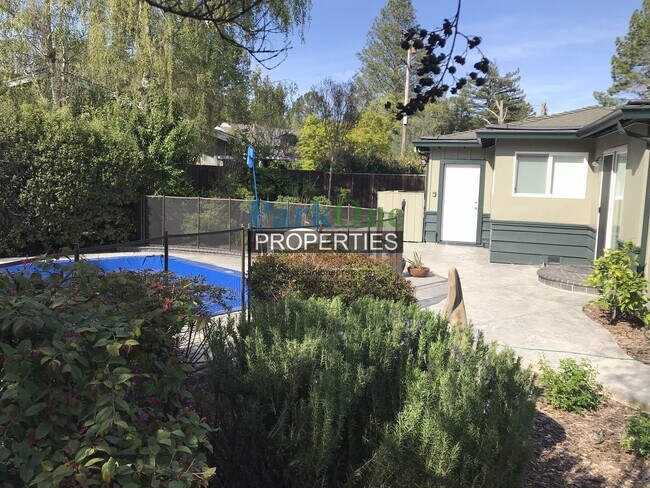 Building Photo - Gorgeous Cul De Sac home in Orinda