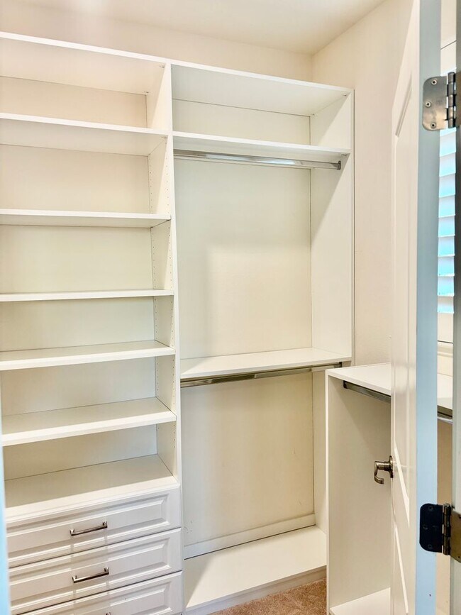 Building Photo - Must see beautiful and large Townhome in Dublin- Close to Everything!