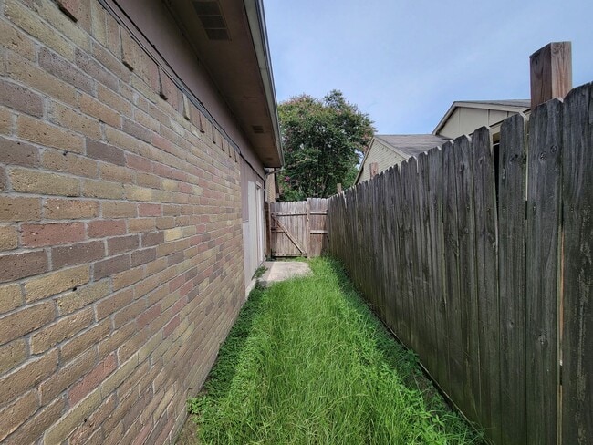 Building Photo - This charming home offers 3 bedrooms and 2...