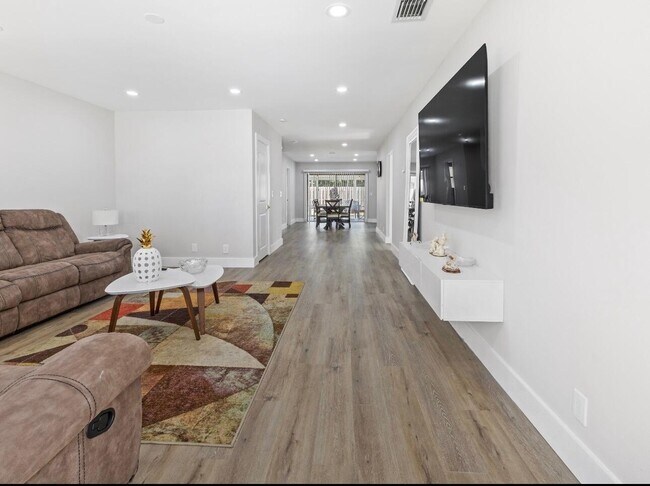 Building Photo - 1322 Riverside Cir