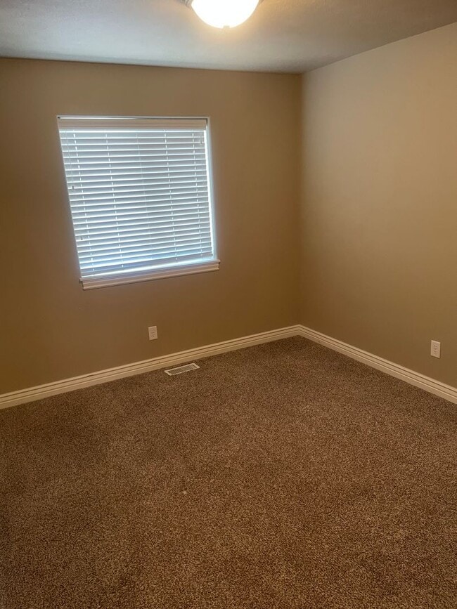 Building Photo - Beautiful 3 Bed, 1.5 Bath Townhome for Rent in The Meadows – Rexburg, ID