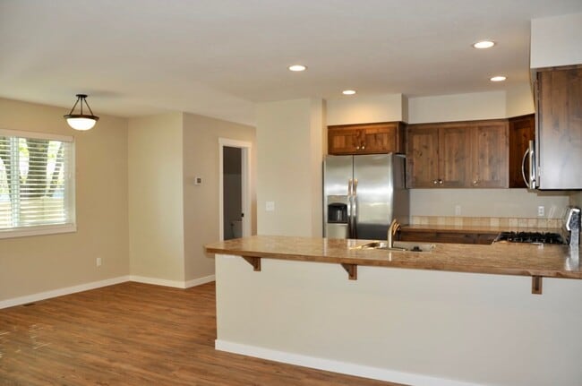 Building Photo - 3 bed 2.5 bath Townhouse