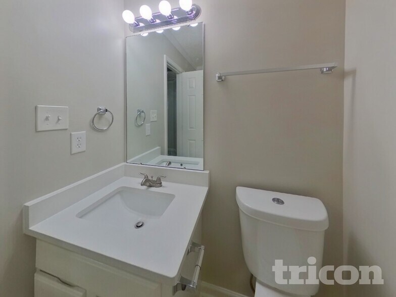 Building Photo - 149 Lantana Dr