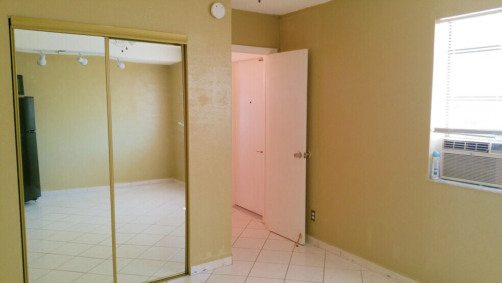 Building Photo - 2842 Van Buren St