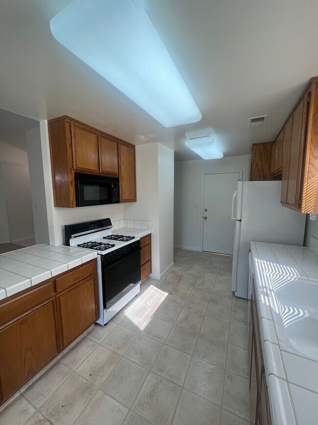 Building Photo - Cute North Bakersfield home!