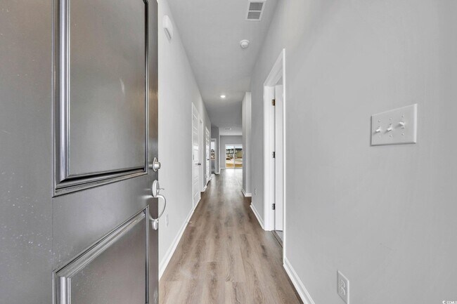Building Photo - 2087 Victory Wy