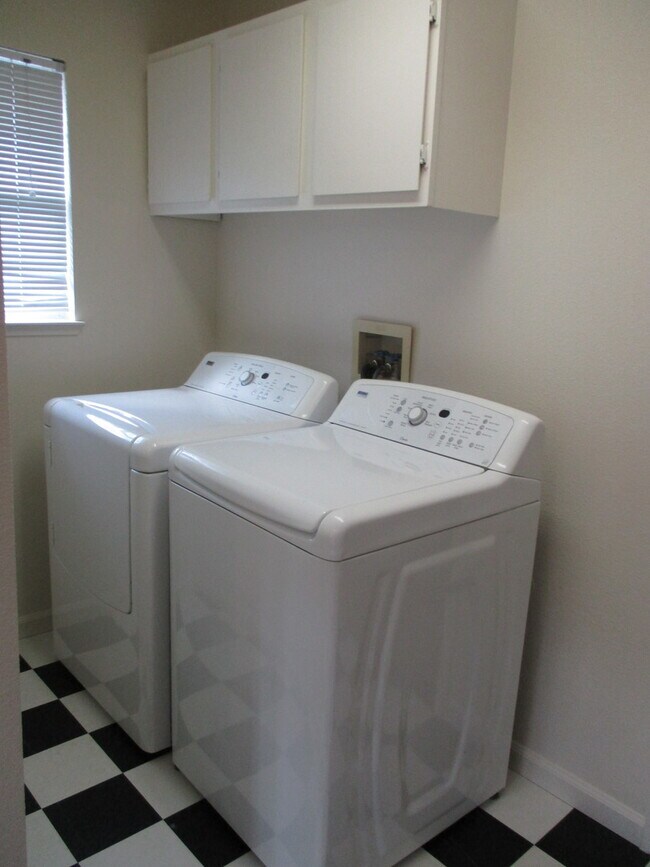 Building Photo - Cute Home Boasting Hardwood, close to Enloe and downtown Chico!