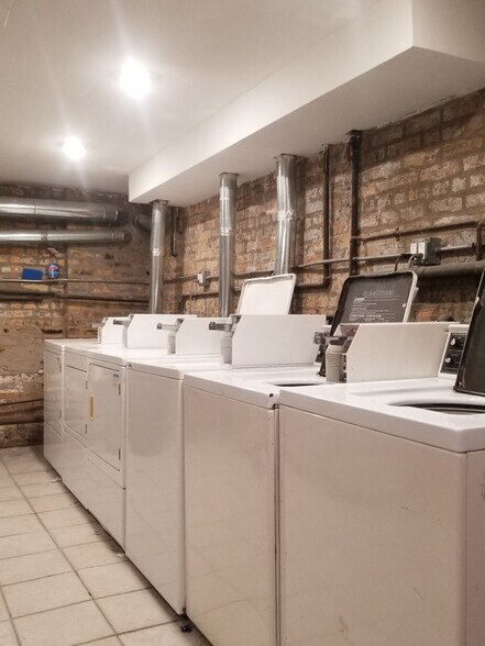 Building Photo - 922 W Addison St