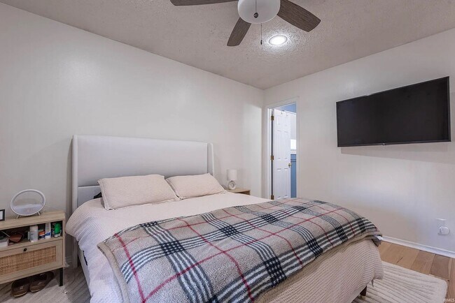 Building Photo - Available Now!  3BR 2BA Southside Neighborhood.