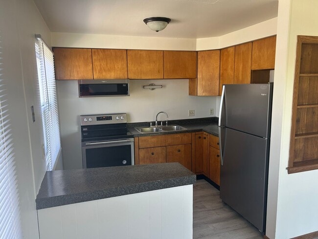 Building Photo - 2 Bedroom Upper with Heat and Water included