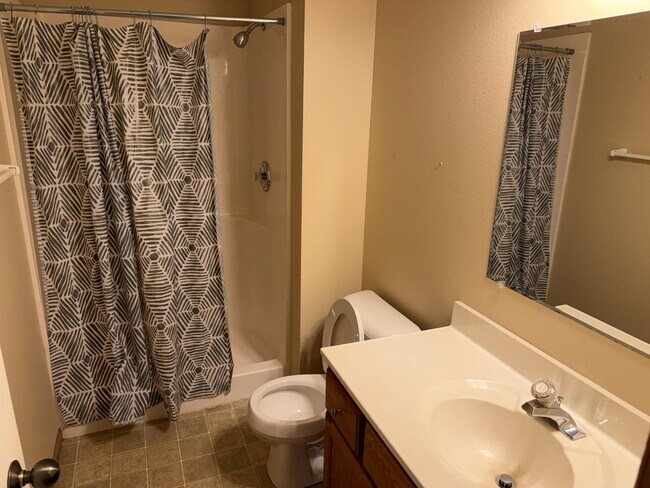 Building Photo - 433 Sarah Cir