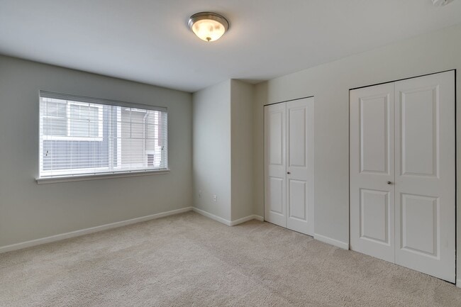 Building Photo - Luxury Mountlake Terrace Townhome with Garage