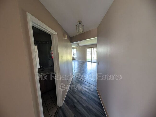 Building Photo - 8881 Davidgate Dr