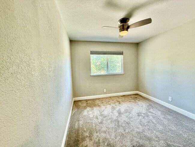 Building Photo - Large 2 story home available immediately