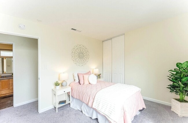 Building Photo - 7684 Surrey Ln